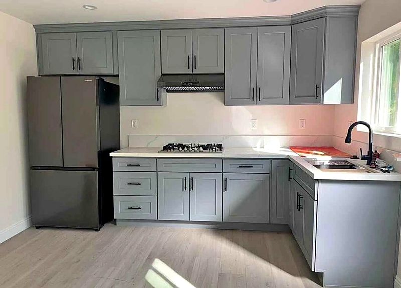 Gray shaker L-shaped kitchen with a gas cooktop